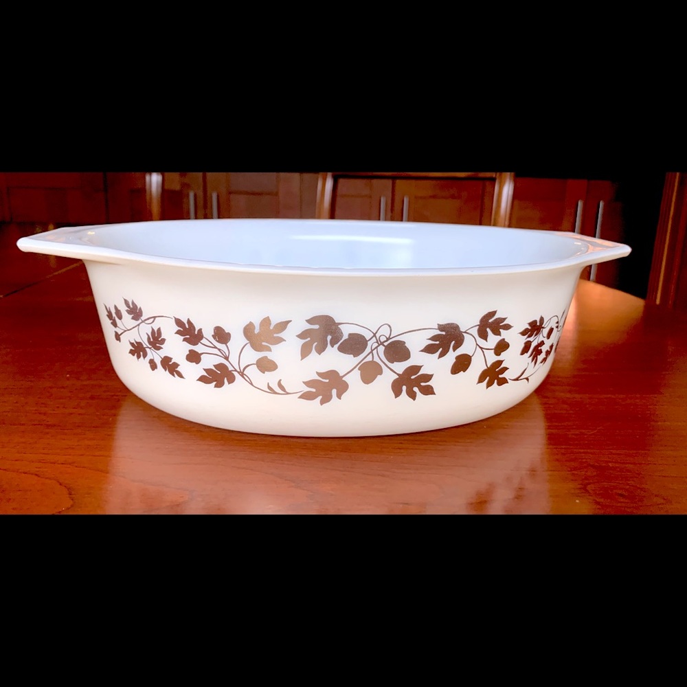 Vintage Pyrex 2.5 Qt oval casserole dish model #045 Gold Acorn Oak Leaf pattern